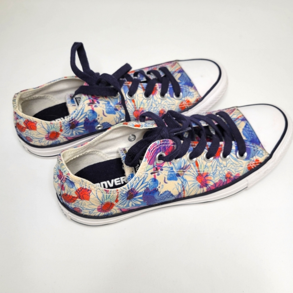 Converse size 7